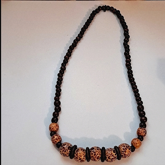 Giraffe Bead Necklace - Picture 7 of 8